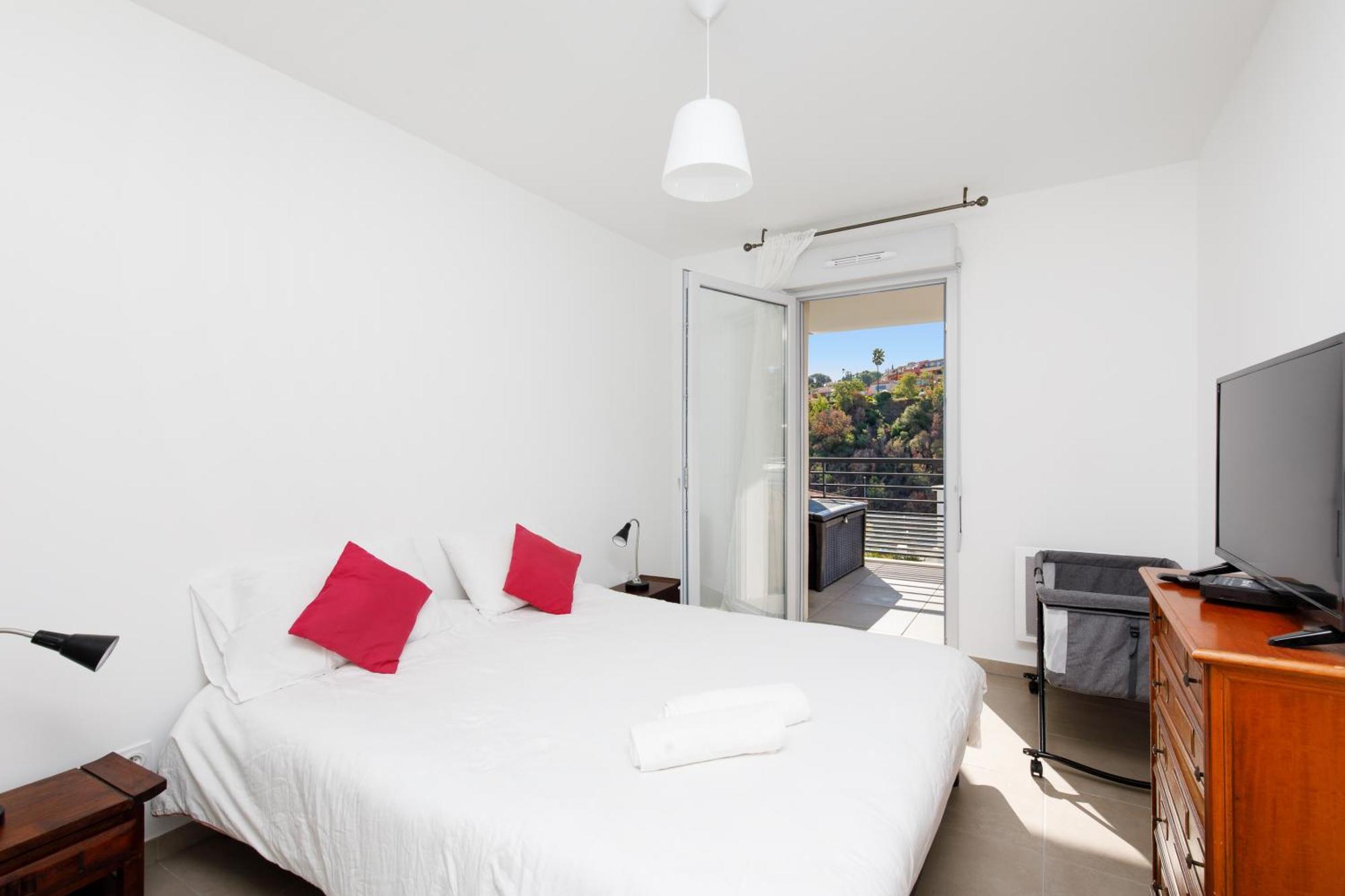 Lovely 2 Bedroom Condo With Pool Vallauris Exterior photo